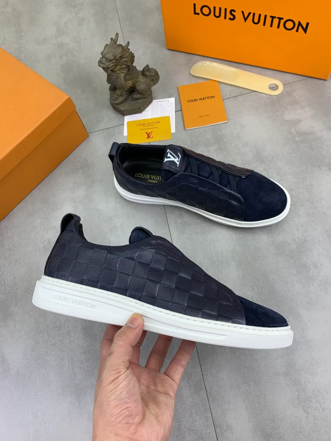 Men's men's shoes P440💰【Real price】Yangli🆘 💭💭New model launched【LOUlS VUlTTON】Louis Vuitton's new low-top men's shoes, high quality, support inspection! This style comes from Italy, very energetic and creative, giving people a comfortable and atmospheric visual impact❗Synchronization, the upper is made of silk calfskin with the original LV, imported soft sheepskin lining🐑Purely hand-stitched; LV original rubber outsole 4️⃣colors available Code number: 38~44